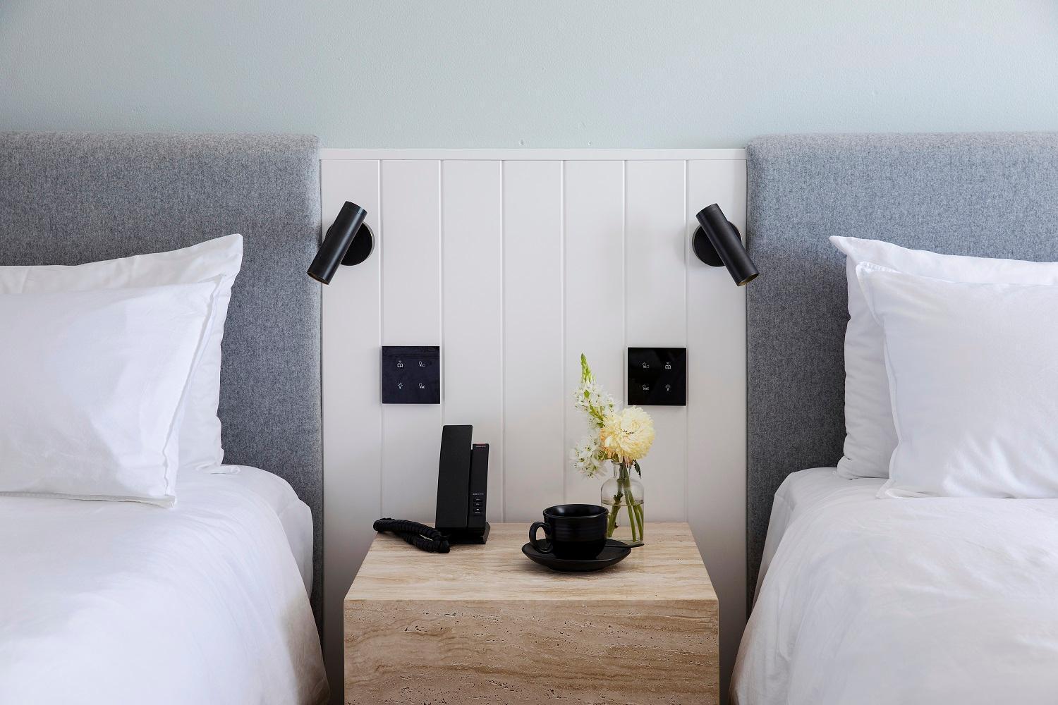 Manly Pacific Sydney Mgallery Collection المظهر الخارجي الصورة A bedside table