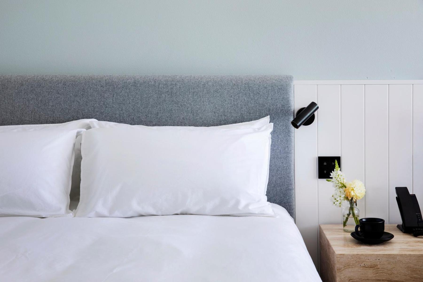 Manly Pacific Sydney Mgallery Collection المظهر الخارجي الصورة A bed with two pillows